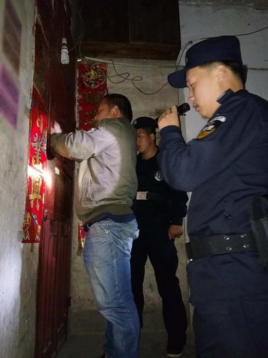 济源粗心妈妈误将幼女锁家中 民警全城寻开锁师傅开门